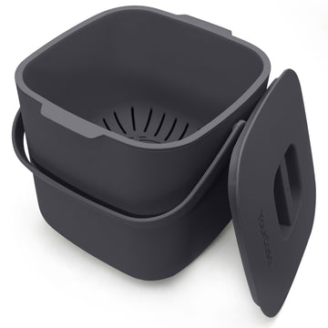 Schwarze quadratische Lunchbox mit Fach und Sieb sowie Deckel.