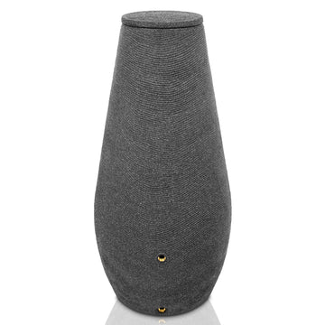 Dunkelgrauer, stoffbezogener kabelloser Lautsprecher mit Metallgewinde auf weißem Hintergrund. YourCasa Regentonne 200 Liter [EcoDrop] - Nachhaltige Gartenbewässerung von yourcisade.com.