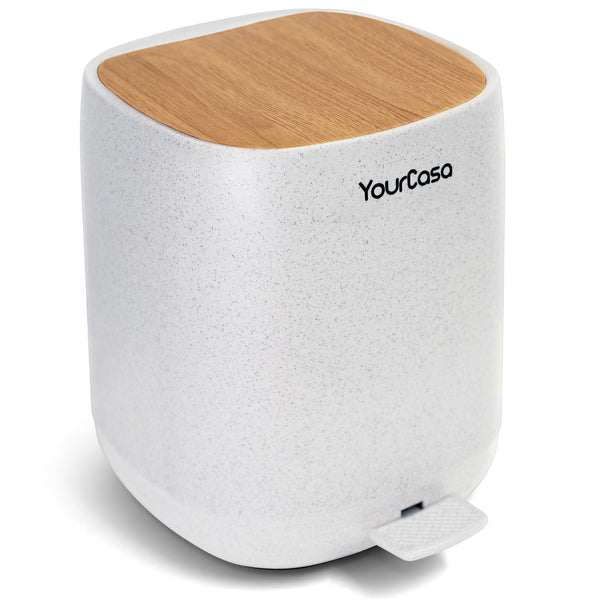 Weißer Tret-Mülleimer aus Holz mit dem yourcisade.com-Logo an der Seite, geruchsdicht gestaltet für eine frischere Umgebung, vermarktet als YourCasa® Mülleimer [5L] mit 30 % weniger Plastik und einem eleganten Design für Badezimmer oder Küche.