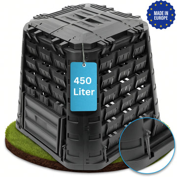 Ein YourCasa Komposter für den Garten [EcoFusion], 450L von yourcisade.com, steht auf Gras. Zu sehen sind Lüftungsschlitze, ein Detailbild des Verschlusses und oben rechts ein "Made in Europe"-Abzeichen.
