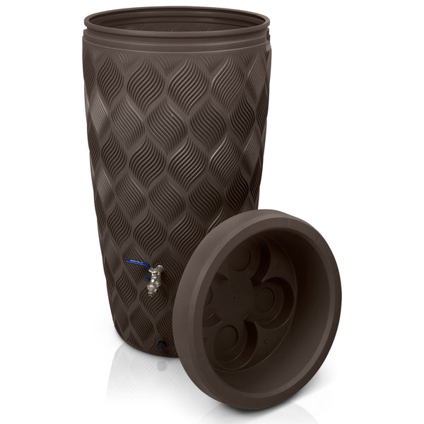 Eine braune, zylindrische YourCasa Regentonne 240 Liter [Seabreeze Flower] - Nachhaltige Bewässerung im Garten von yourcisade.com mit einem komplizierten Wellenmuster, ausgestattet mit einem Zapfhahn und einem daran angelehnten abnehmbaren Deckel, perfekt für nachhaltige Bewässerung.