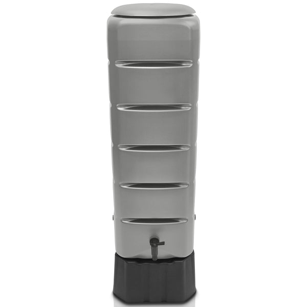 Eine hohe, graue YourCasa Regentonne [Tower] 120L mit Standfuß, Deckel & Wasserhahn von yourcisade.com mit horizontalen Rillen, einem schwarzen Sockel und einem Zapfhahn in Bodennähe. Perfekt für nachhaltige Bewässerung mit seinem 120 Liter Fassungsvermögen.