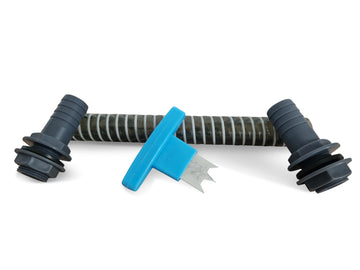 Faltenschlauch mit blauem T-Stück und zwei schwarzen Gummi-Endkappen auf weißem Hintergrund für Gartenbewässerungssystem, inkl. YourCasa® Regentonnen-Verbinder-Set 25mm inklusive Handbohrer & 2x Tankdurchführung von yourcisade.com.