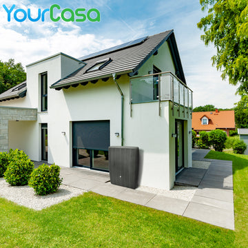 Moderne zweistöckige Wohnung mit einem gepflegten Rasen, einem angeschlossenen Carport und einer YourCasa Regentonne 200 Liter [DualStyle] – platzsparend & Stilvoll an einem sonnigen Tag.
