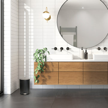 Modernes Badezimmer-Interieur mit Waschtischunterschrank, rundem Spiegel und YourCasa® Edelstahl Mülleimer Bad 5L – Pyramiden-Oberflächenstruktur von yourcisade.com.