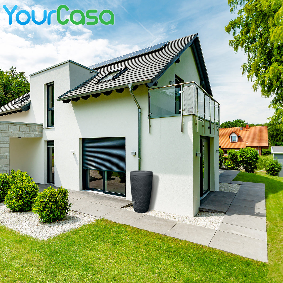 Modernes zweistöckiges Haus mit Balkon, gepflegtem Rasen und YourCasa Regentonne 240 Liter [Seabreeze Flower] – Nachhaltige Bewässerung im Garten-System von yourcisade.com.