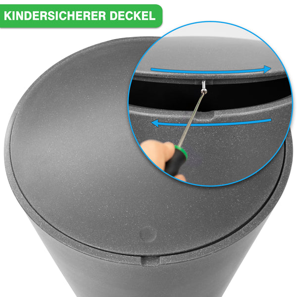 Nahaufnahme einer Hand, die einen kindersicheren Deckel eines YourCasa Regentonne 210 Liter [Aquaform] - Frostsicher & Kinderfreundlich Behälters durch einen Drück-Dreh-Mechanismus von yourcisade.com öffnet.