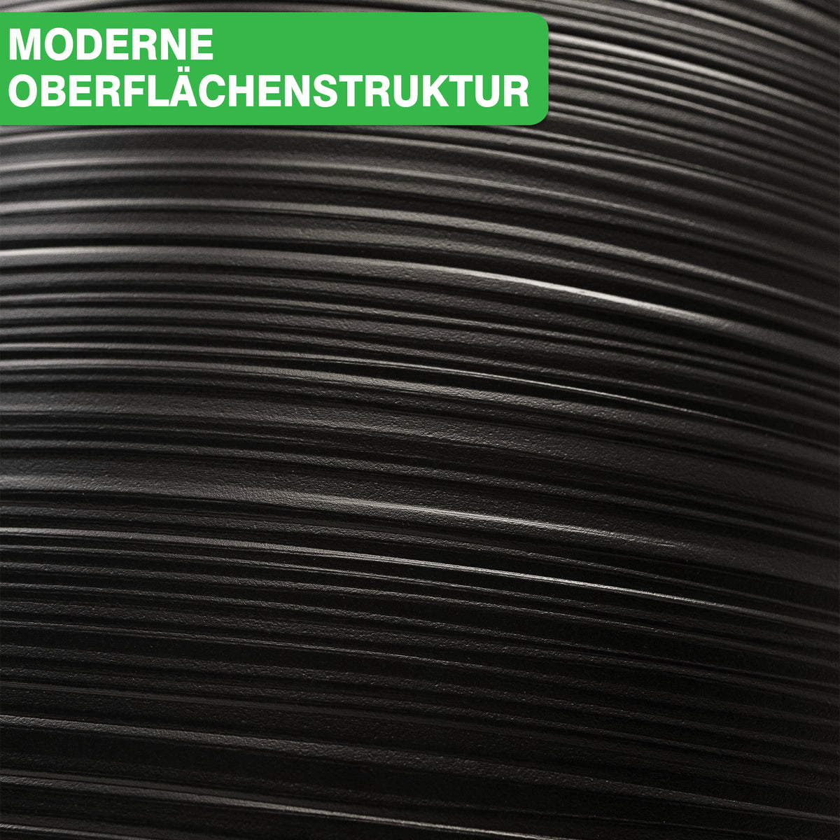 Moderne Regentonne mit vertikaler Rillenstruktur 