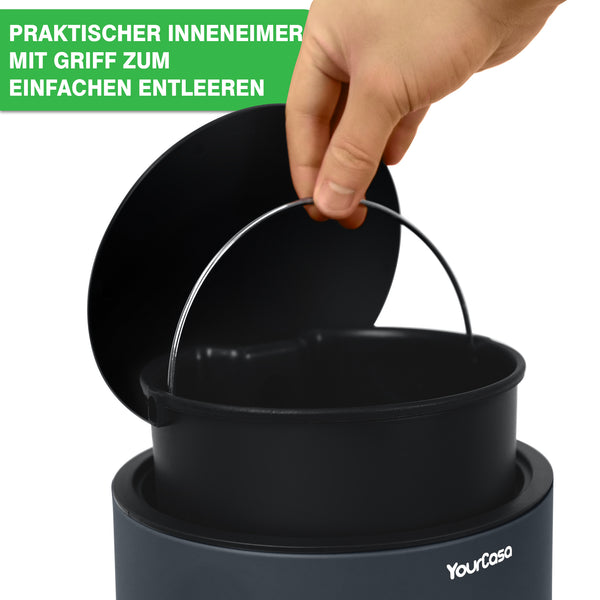 Eine Person hält den Deckel eines YourCasa® Mülleimer Bad [5L] – Elegantes Design – Badezimmer Mülleimer mit einem Fassungsvermögen von 5 Litern.