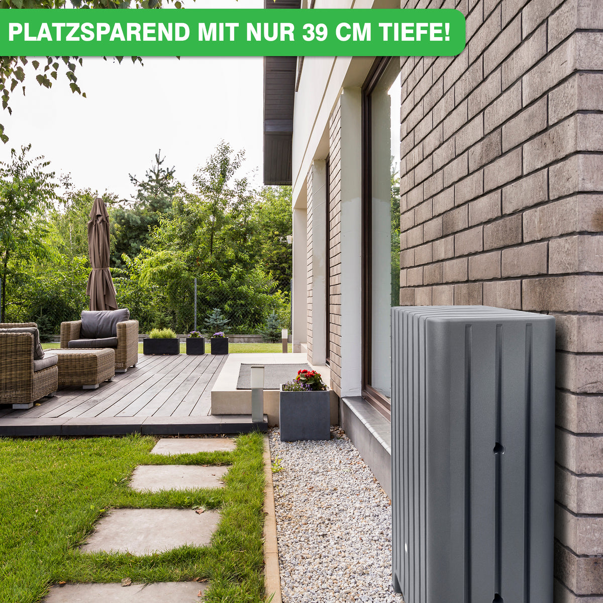 Ein moderner Hinterhof mit einer YourCasa Regentonne 280 Liter [UrbanElegance] von yourcisade.com, installiert an der Außenwand eines Hauses und unterstreicht die Raumeffizienz mit einer Tiefe von nur 39 cm.