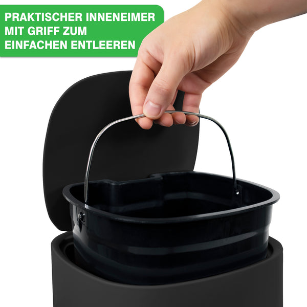 Eine Hand hebt den Griff eines schwarzen Innenbehälters aus einer größeren Einheit und präsentiert den YourCasa® Mülleimer [5L] von yourcisade.com. Grüner Text in deutscher Sprache hebt sein umweltfreundliches Design hervor und unterstreicht die einfache Entleerung mit einem praktischen Griff bei diesem eleganten Mülleimer für Badezimmer oder Küche.