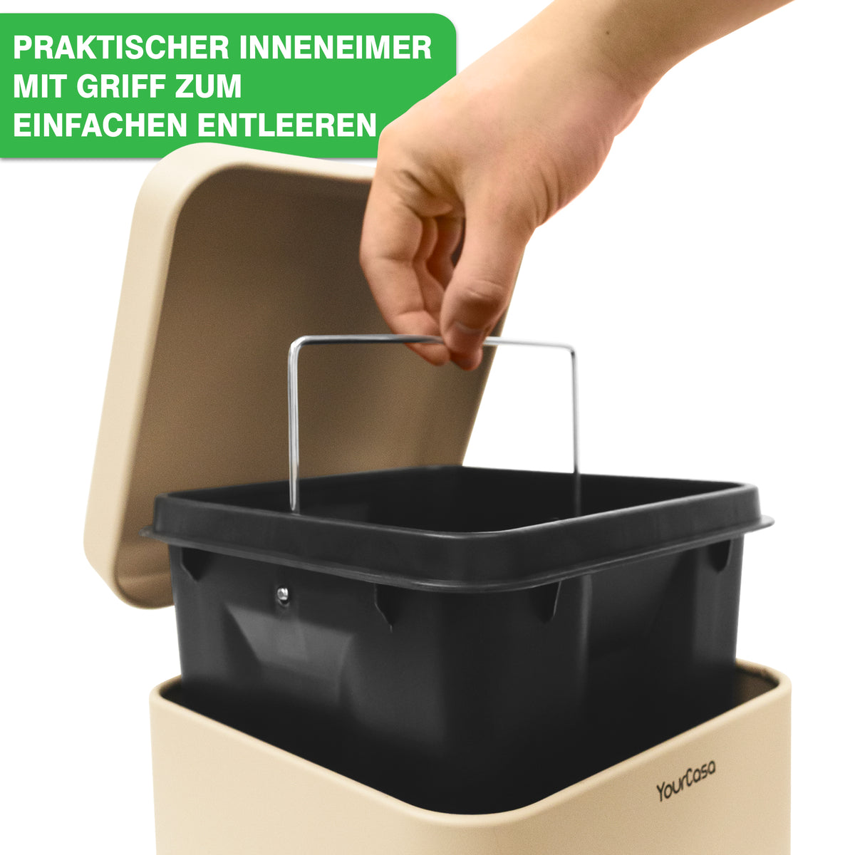 Eine Person hält einen YourCasa® Mülleimer Bad Eckig [5L] mit schwarzem Griff aus Edelstahl.
