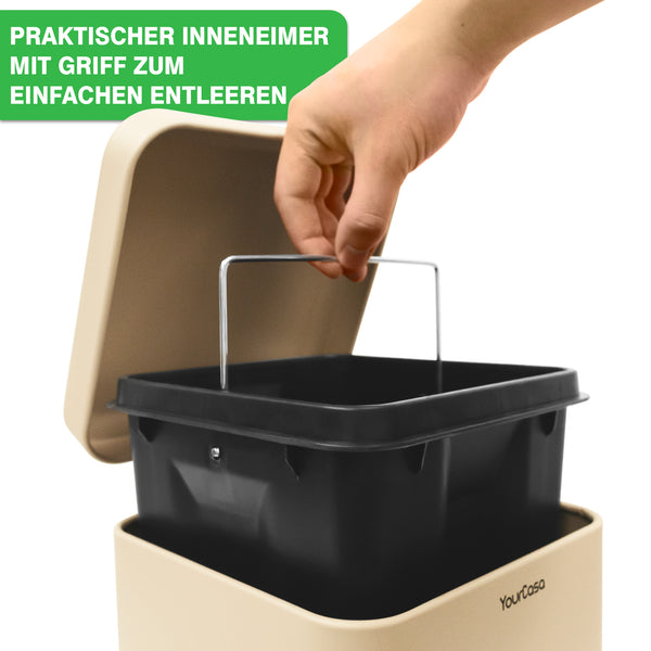 Eine Person hält einen YourCasa® Mülleimer Bad Eckig [5L] mit schwarzem Griff aus Edelstahl.