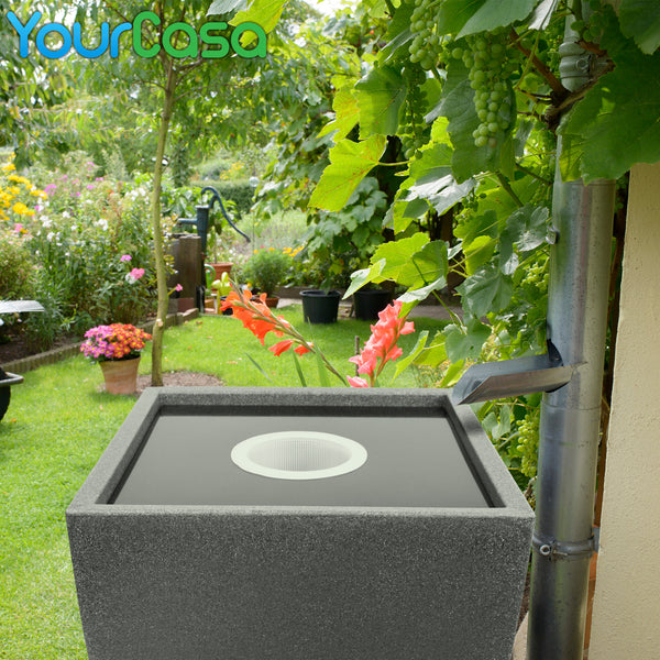 Außenlautsprecher in einer Gartenumgebung neben einer YourCasa Regentonne 200 Liter [PureFlow] - Frostsicher & UV-beständig von yourcisade.com.
