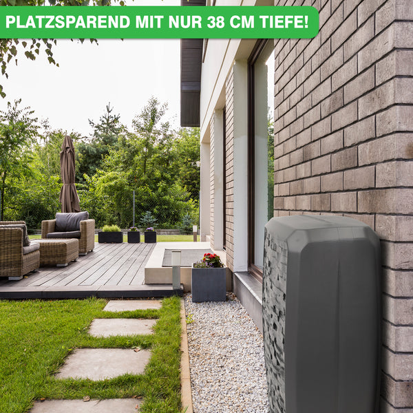 Eine moderne YourCasa Regentonne 250 Liter [TwinView] - Eckig, Schmal, Platzsparend und Vielseitig Wärmepumpe, installiert neben einem Haus mit Terrasse und Garten im Hintergrund, hervorgehoben für seine kompakte Größe mit einer Beschriftung über seine Tiefe und nachhaltige Bewässerung mit einem innovativen yourcisade.com.