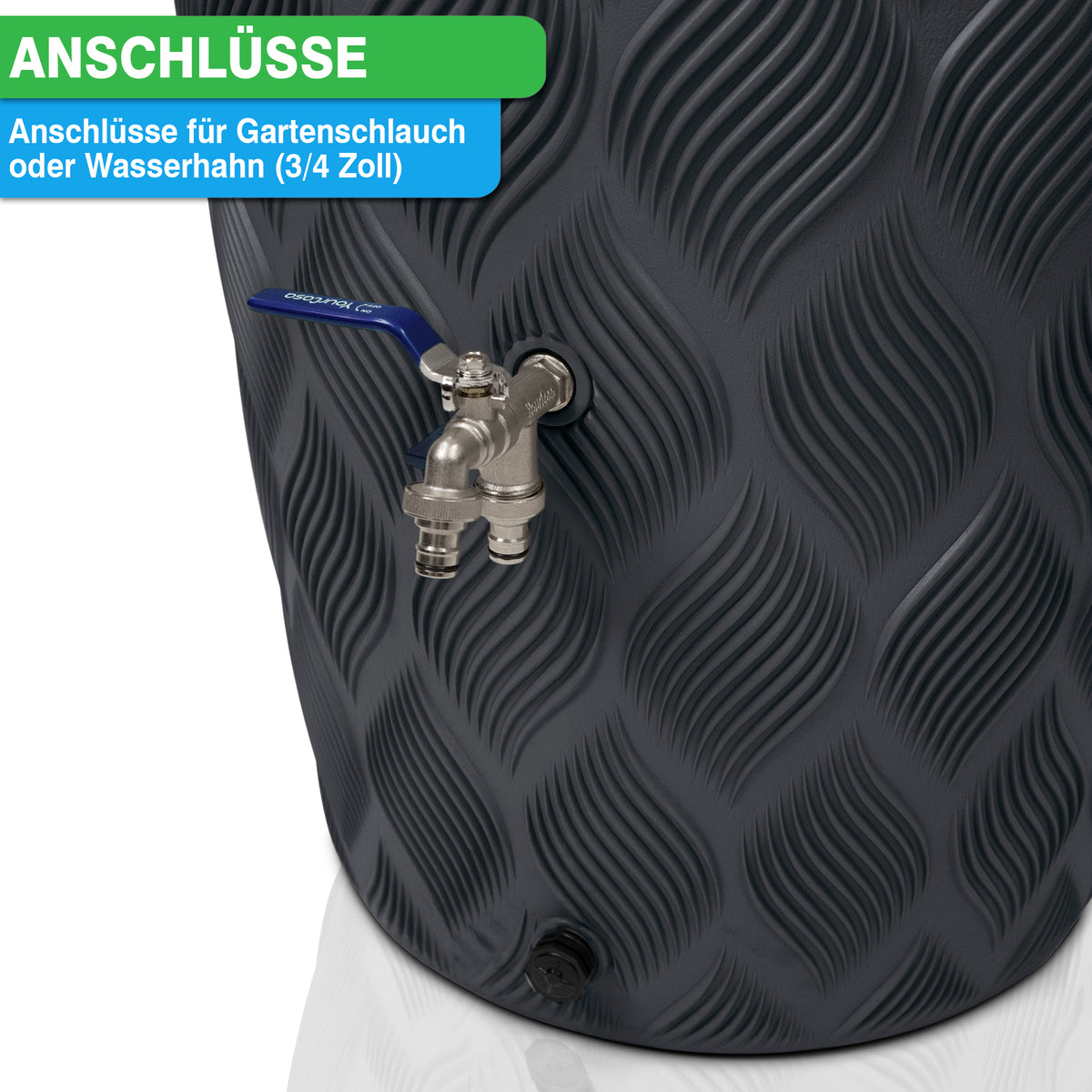 Nahaufnahme einer strukturierten grauen yourcisade.com YourCasa Regentonne 240 Liter [Seabreeze Flower] - Nachhaltige Bewässerung im Garten mit einem angebrachten Wasserhahn. Der deutsche Text weist darauf hin, dass der Wasserhahn mit einem Gartenschlauch oder Wasserhahn (3/4 Zoll) kompatibel ist und sich daher ideal für nachhaltige Bewässerung eignet.