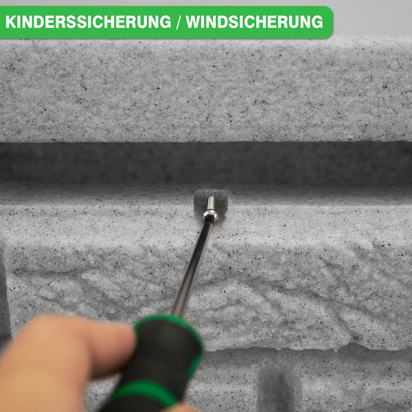 Wie mit einem Schraubendreher eine Schraube in eine Granitoberfläche eindrehen, jetzt mit einer eleganten YourCasa Regentonne 300 Liter [StoneRain] - Frostsicher & UV-beständig von yourcisade.com.