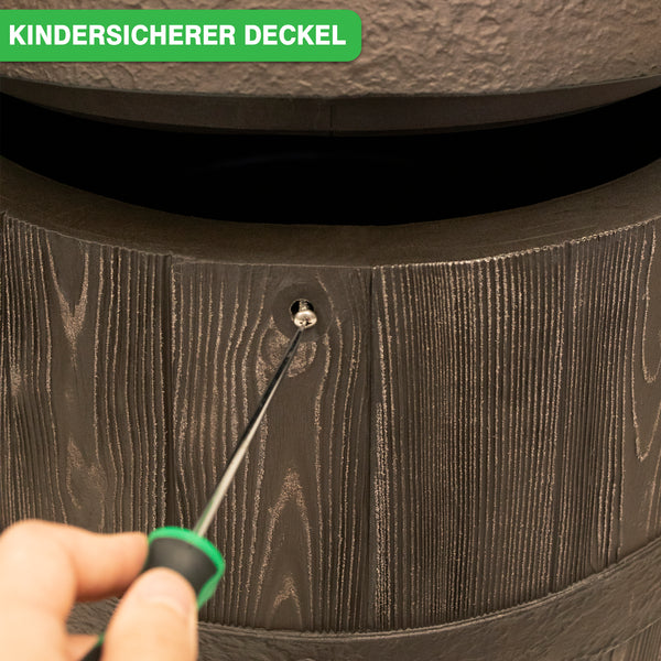 Schraubendreher beim Anziehen einer Schraube an einer YourCasa Regentonne 250 Liter [Holz] - Frostsicher & UV-beständiger Deckel von yourcisade.com.