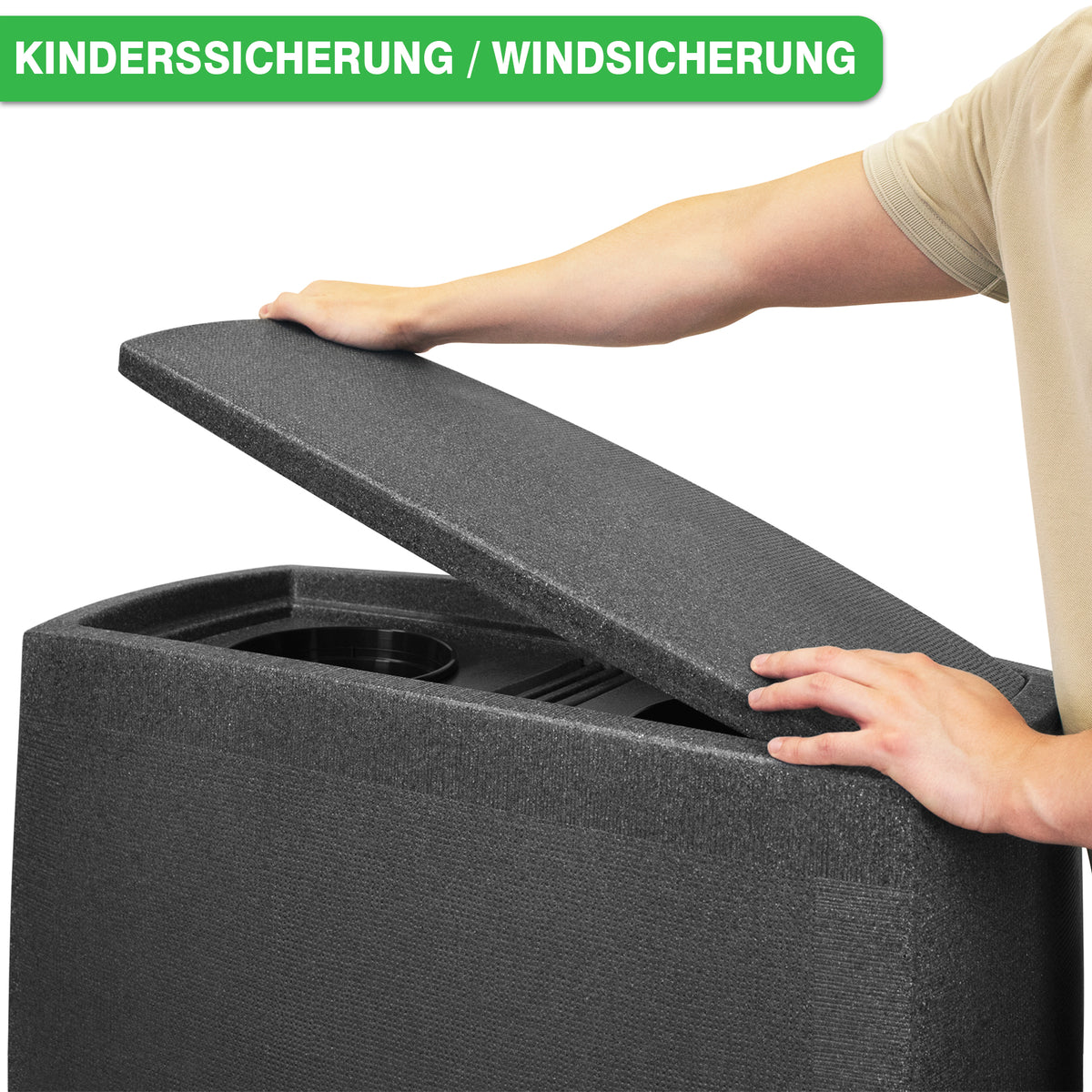 Eine Person hebt die Sicherheitsabdeckung einer YourCasa Regentonne 275 Liter [SquareLux Rain] - Eckig und Schmal Außenlautsprecher, die frostsicher konzipiert ist, an, um die inneren Komponenten freizulegen. Markenname: yourcisade.com