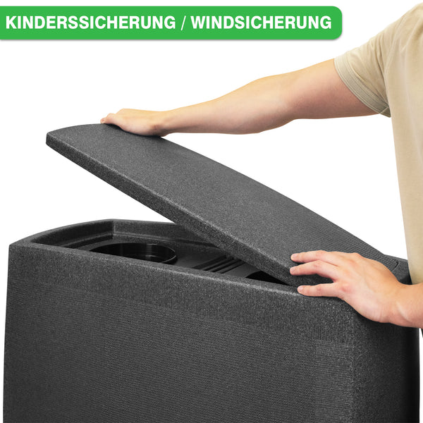 Eine Person hebt die Sicherheitsabdeckung einer YourCasa Regentonne 275 Liter [SquareLux Rain] - Eckig und Schmal Außenlautsprecher, die frostsicher konzipiert ist, an, um die inneren Komponenten freizulegen. Markenname: yourcisade.com