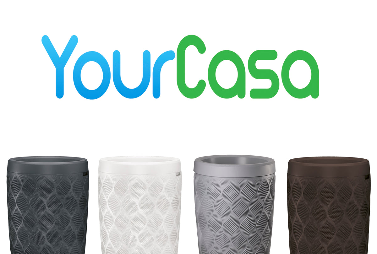 Vier YourCasa Regentonnen 240 Liter [Seabreeze Flower] in verschiedenen Farben unter dem yourcisade.com-Logo, jetzt ausgestattet mit einem nachhaltigen Bewässerungssystem.