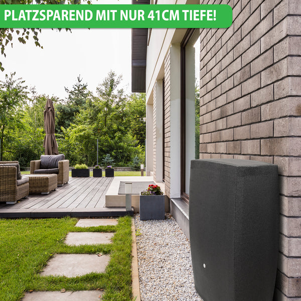Ein moderner Hinterhof mit einer Terrasse mit Gartenmöbeln, grüner Landschaftsgestaltung und einer yourcisade.com YourCasa Regentonne 275 Liter [SquareLux Rain] – Eckig und Schmal.