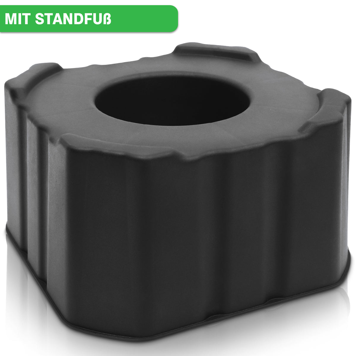 Ein schwarzer quadratischer Standfuß aus Kunststoff mit einem runden Loch in der Mitte und geriffelten Seiten steht neben einer YourCasa Regentonne [Tower] 120L mit Standfuß, Deckel und Wasserhahn von yourcisade.com. In der oberen linken Ecke steht ein grüner Text mit der Aufschrift „MIT STANDFUß“.