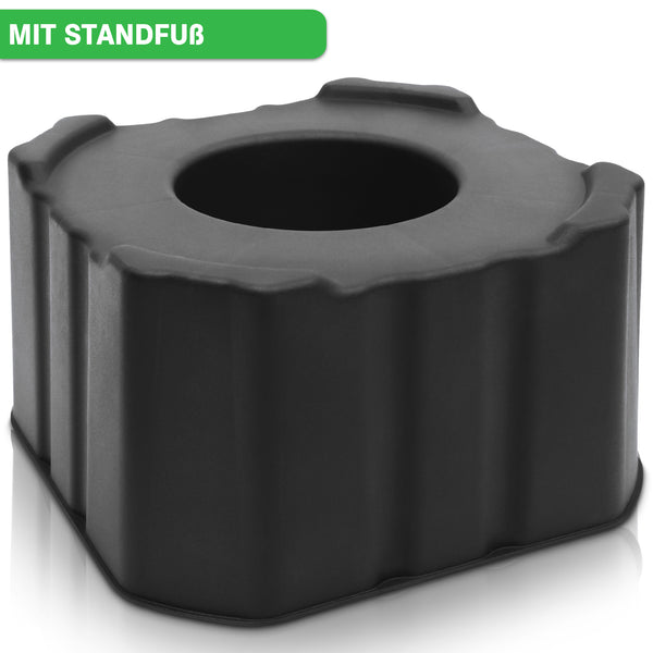 Ein schwarzer quadratischer Standfuß aus Kunststoff mit einem runden Loch in der Mitte und geriffelten Seiten steht neben einer YourCasa Regentonne [Tower] 120L mit Standfuß, Deckel und Wasserhahn von yourcisade.com. In der oberen linken Ecke steht ein grüner Text mit der Aufschrift „MIT STANDFUß“.