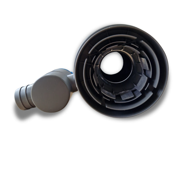 Nahaufnahme des YourCasa® Regensammlers [Downpipe50] von yourcisade.com, ein schwarzes mechanisches Kunststoffteil mit kreisförmiger Belüftungsstruktur und zylindrischer Komponente, mit integriertem Filter und Absperrventil, isoliert auf weißem Hintergrund.
