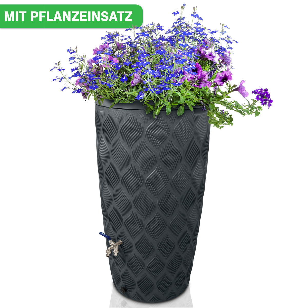 Ein hoher, schwarzer Blumentopf mit strukturiertem Muster, gefüllt mit verschiedenen violetten und blauen Blumen. In Bodennähe ist ein kleiner Wasserhahn angebracht, der an eine YourCasa Regentonne 240 Liter [Seabreeze Flower] - Nachhaltige Bewässerung im Garten von yourcisade.com angeschlossen ist.