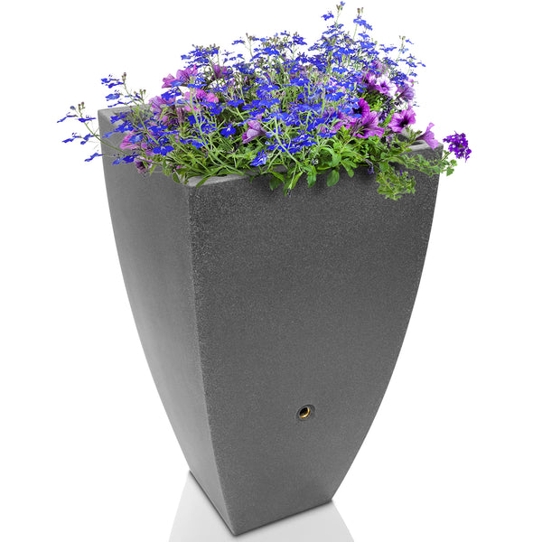 Moderner grauer Pflanzkübel mit verschiedenen lila Blumen und einer YourCasa Regentonne 200 Liter [PureFlow] – Frostsicher & UV-beständig von yourcisade.com.