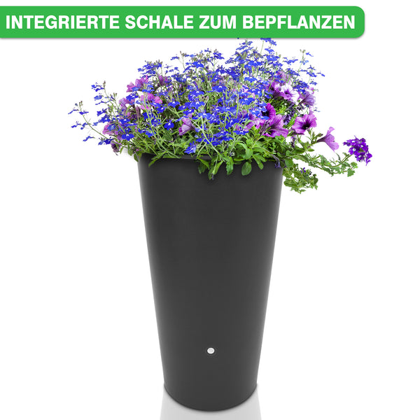 Blumentopf mit integrierter Pflanzschale, gefüllt mit blühenden blauen und violetten Blumen, dient zugleich als YourCasa Regentonne 150 Liter [Aquaform Flower] – Mit Pflanzkübel und Metallgewinde von yourcisade.com.