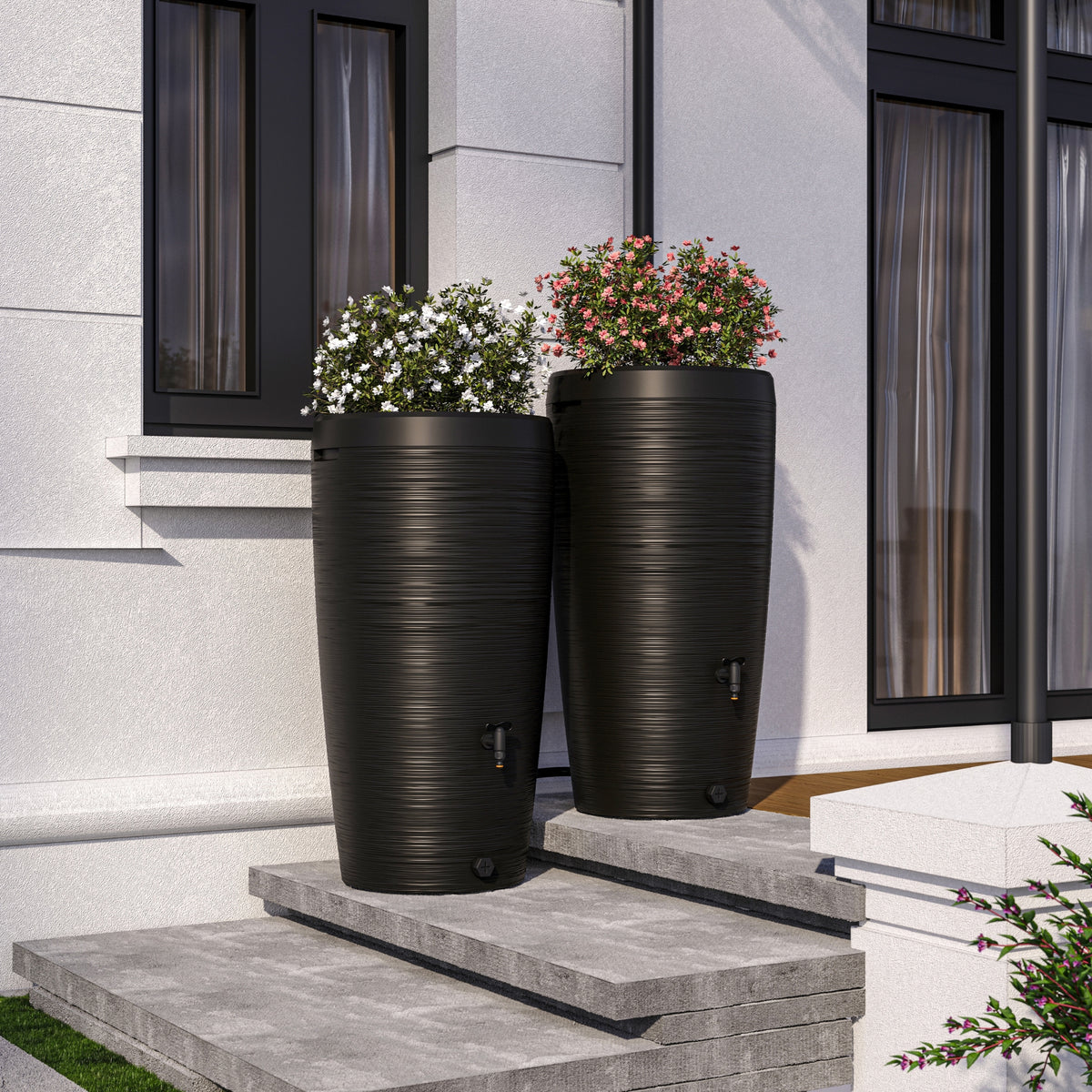 Regentonne als platzsparender Regenwasserspeicher am Haus