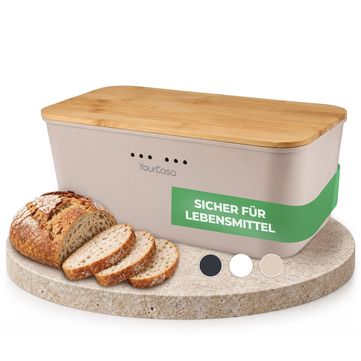 Brotkasten beige mit Bambusdeckel auf Natursteinplatte neben Brotscheiben