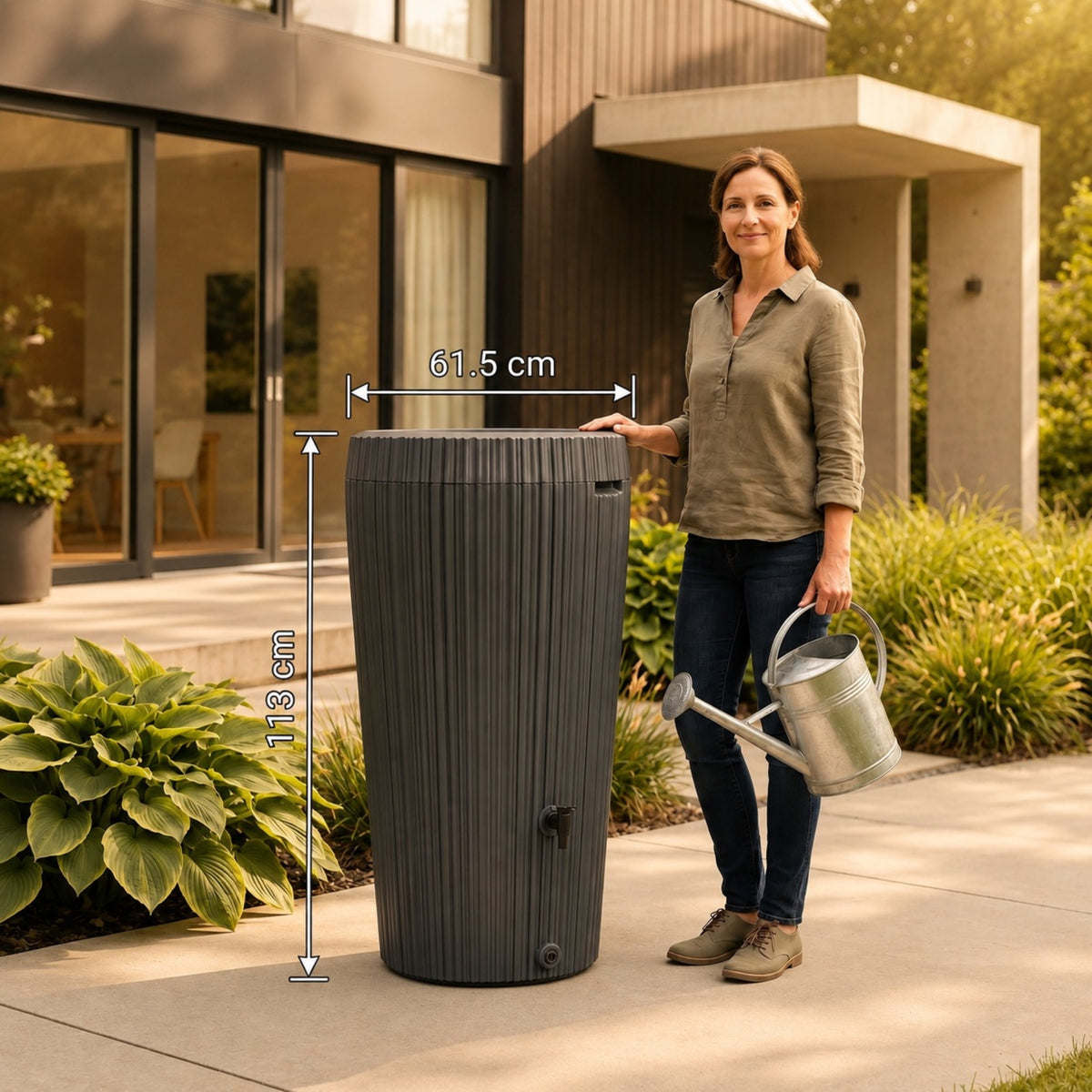 EcoVase Regentonne 210L Anthrazit Anwendungsbeispiel Garten – YourCasa