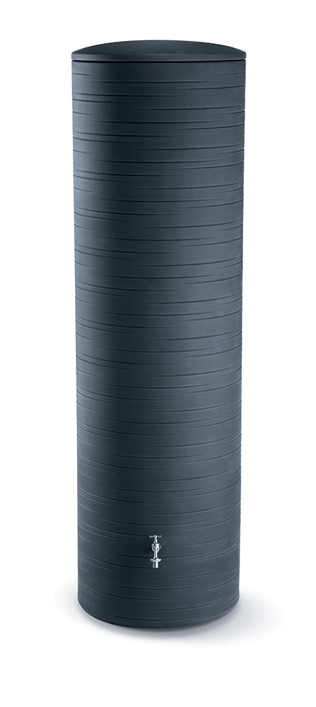 YourCasa Regentonne 500 Liter [PureRain] - Frostsicher & UV-beständig von yourcisade.com mit einem Auslaufhahn vor weißem Hintergrund.
