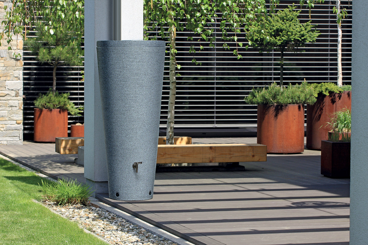 Moderne Außenfläche mit YourCasa Regentonne 210 Liter [Tubo Tank] – Frostsicher & UV-beständig und Pflanzgefäße auf einem Holzdeck von yourcisade.com.
