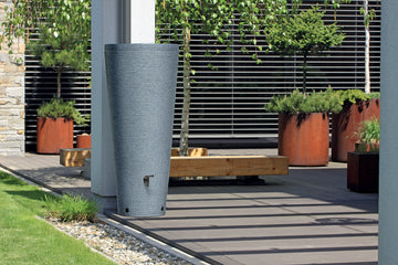 Moderne Außenfläche mit YourCasa Regentonne 210 Liter [Tubo Tank] – Frostsicher & UV-beständig und Pflanzgefäße auf einem Holzdeck von yourcisade.com.