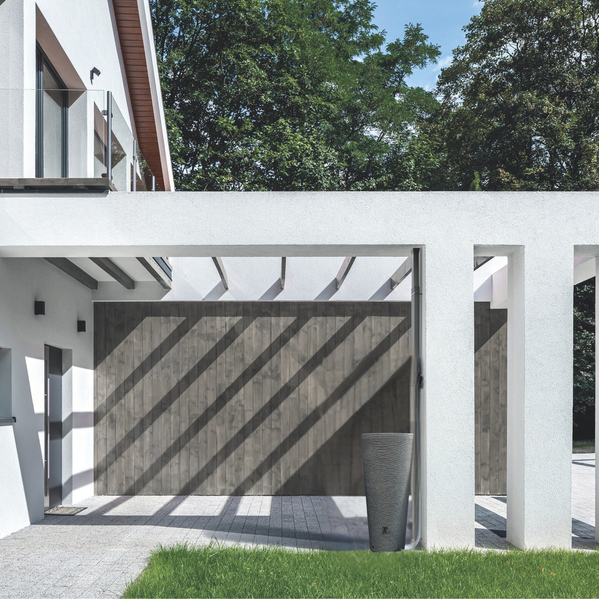 Regentonne 120 Liter als platzsparender Regenwasserspeicher am Haus