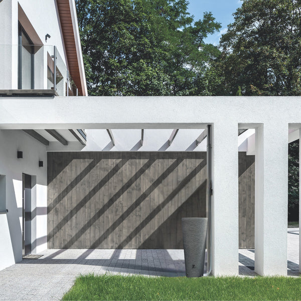 Regentonne 120 Liter als platzsparender Regenwasserspeicher am Haus