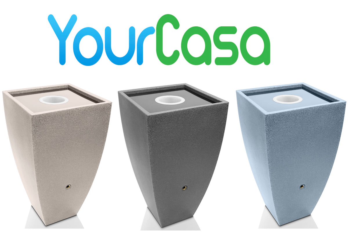 Drei moderne Pflanzgefäße in unterschiedlichen Farben mit dem Logo „yourcisade.com“ darüber, gestaltet für die nahtlose Funktion als YourCasa Regentonne.