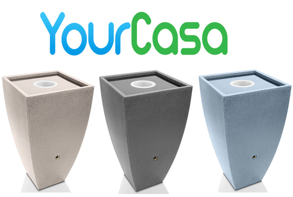 Drei moderne Pflanzgefäße in unterschiedlichen Farben mit dem Logo „yourcisade.com“ darüber, gestaltet für die nahtlose Funktion als YourCasa Regentonne.