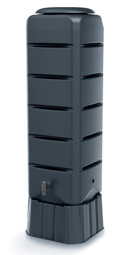 Wir präsentieren die YourCasa Regentonne [Tower] 120L mit Standfuss, Deckel & Wasserhahn von yourcisade.com: ein hoher, rechteckiger, dunkelgrauer Wassertank mit horizontalen Rillen, einem Ausguss in Bodennähe für einfachen Zugang und einem geriffelten Standfuß für nachhaltige Bewässerung. Diese Regentonne mit 120 Liter Fassungsvermögen sorgt für eine effiziente Wasserspeicherung und -nutzung.