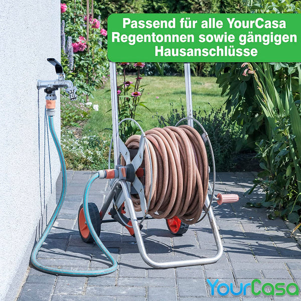 Gartenschlauchtrommel mit Schlauch, angeschlossen an einen yourcisade.com Wasserhahn Garten, steht an einem sonnigen Tag im Freien.